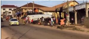 Reba mu mashusho uburyo abaturage bahuruye bajya kwiba Peteroli ubwo imodoka yari iyitwaye yahirimaga ku muhanda