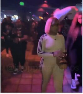 Dj yakinnye indirimbo yaririmbiwe Imana mu kabyiniro bituma abantu bahita bisohokera