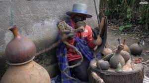 Ntibisanzwe,Umurozi yahinduye abahungu be batatu(3) ibishusho ngo bamwubahe.
