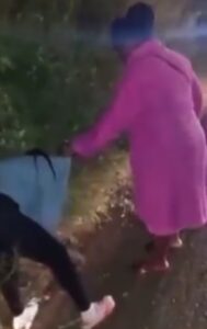 (Video) Umukobwa yihaye kujya mu kabyiniro adasabye umubyeyi uruhushya maze amusangayo amwikurirayo amufashe mu mashingu