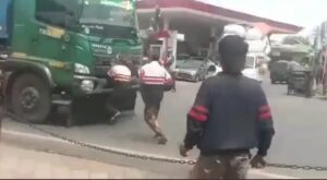 Umusore ukiri muto yagonzwe n’imodoka kubera kugenda akina imikino muri telefone