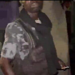 (Video) Umupolisi mukuru yatawe muri yombi ari gutumura urumogi
