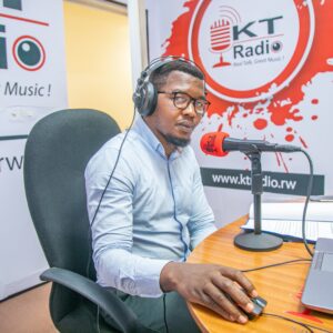 Umunyamakuru w’imikino Prudence Nsengumukiza yahishuye ko gushaka gukora inkuru icukumbuye kuri APR FC byatumye ahunga igihugu