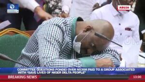 (Video) : Imbere y’inteko, umuyobozi w’ikigo gikomeye yasabwe gusobanura uburyo ikigo ayobora cyahombye ahita yihwereza