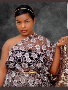 Umuhanzikazi Clarisse Karasira yibukijwe ibyo muri ghetto yatahagamo y’undi mugabo bamwibutsa kujya avuga aziga