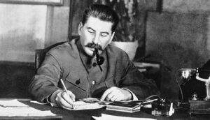 Sobanukirwa uburyo umunyagitugu Joseph Stalin yanze gutabara ku bushake umuhungu we Yakov wari wafashwe n’ingabo za Hitler mu ntambara ya kabiri y’isi