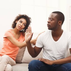 Dore ibimenyetso bigaragara vuba bizakwereka ko uwo muri kumwe mu rukundo ashaka kuruvamo.