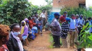 Umugabo yafashwe ari gusambana n’ umugore wabandi yiruka mu muhanda atambaye ikariso abantu baramushungera.