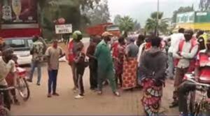 Kigali reba amashusho yose Uko umugabo yafashe umugore we arigusambanira muri Lodge ku giti cy’inyoni bakiruka bambaye ubusa nyabugogo: ABABIBONYE BIFASHE KU MUNWA.