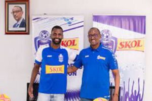 Perezida wa Rayon sports amaze kwerekekana rutahizamu wo muri algeria usinye imyaka ibiri(2).