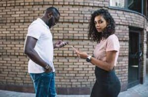 Dore  ibizakwereka umukobwa ufite amavangingo.