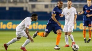 Amahitamo ya rwatubyaye abdul yashyize mu rujijo abafana ba rayon sports nyuma yo kuvugwa cyane  ko azayikinira.