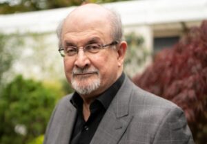 Umwanditsi w’inyandiko za Satani Ahmed Salman Rushdie yateraguwe ibyuma mu nda ndetse ashobora no gukurwamo ijisho