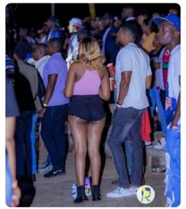 Ku munsi w’igikundiro”RAYON DAY” hagaragaye abakobwa bibizungerezi bambaye impenure n’utwenda tugufi tumwe Kabera amaze iminsi yamagana.AMAFOTO