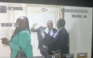 Ibyari urubanza byahindutse iteramakofe nyuma y’uko umunyategeko yatatse uwo yaregaga