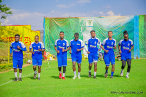 Umukinnyi wa Rayon Sport yazinutswe n’abafana nyuma y’ibyo yabakoreye bagataha barira