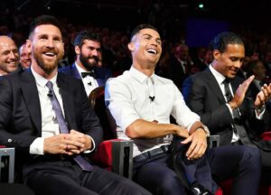 Messi arimo kwiyenza kuri Cristiano Ronaldo arashaka kumutera aho yagiye kwihisha.