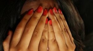 Dore amakosa abakobwa gusa bakoreshwa n’ urukundo akaba yabangiriza ubuzima bwabo burundu bakabaho bahangayitse