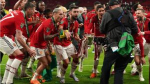 Uko yabababazaga ni nako irimo kubatoneka ku mutima kubera ibyishimo_ ManUnited yatumye abafana bayo bararana n’ abakunzi babo