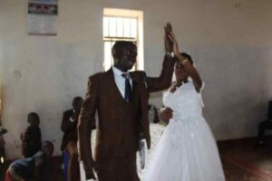 Nyamasheke: Umusore n’ inkumi bafite ubumuga bwo kutumva no kuvuga bakoze ubukwe butungura benshi, harimo abahise bivuza gukundana