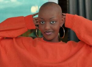 Uwicyeza Pamella akomeje kwatsa umuriro ku mbuga nkoranyambaga nyuma yo kwiyogoshesha urwembe rw’ amafaranga 50