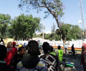 Abantu benshi byabacanze iby’abagabo 2 batangiye kubwiriza ijambo ry’Imana mu giti hafi ya Polisi bambaye ubusa