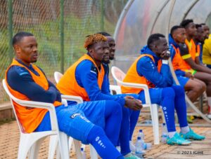 Umukinnyi wa Rayon Sports yahawe urw’amenyo na bagenzi be nyuma yo kwemeza ko arusha ubuhanga kizigenza Heritier Luvumbu
