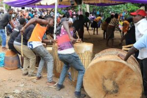 Biteye urujijo: Bavugije ingoma nyinshi mu gihe cyo gushyingura umuyobozi wabo