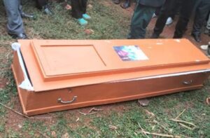 Kenya:Umugabo yabyutse mu gitondo asanga ku muryango hateretse isanduku iriho ifoto ye
