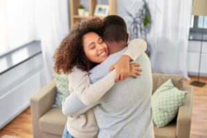 Umuvuduko w’ amaraso uragenda nk’ anyomberi! Dore ibintu bitangaje mu guhoberana