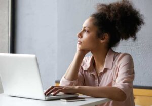 Pistanthrophobia: Sobanukirwa niyi ndwara y’ ubwoba bwo gutinya kwizera abantu
