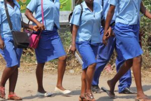 Dore ibimenyetso bigaragaza  umukobwa wahaye ibyawe byose ko azigaye  akuzenguruka,  abahungu benshi barwaye indwara yo mu mutwe