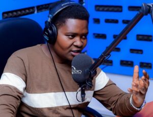 Bidasubirwaho Umunyamakuru Rolenzo Musangamfura wirukanwe azira gusaba minisitiri icupa yamaze gusubira kuri Radio ikomeye yigeze gukoraho akayivaho nabi