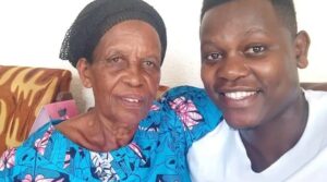 Umuhanzi ukomeye mu Rwanda umaze kubaka ibuye ritamenywa n’ ubonetse wese yashenguwe n’ urupfu rwa Nyirakuru we