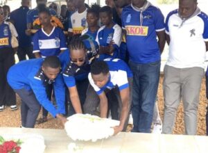 Umuryango wa Rayon Sports wunamiye inzirakarengane zishyinguye ku rwibutso rwa Nyanza ya Kicukiro