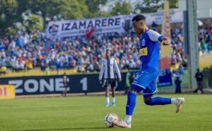 Ndizeye Samuel usanzwe ari Kapiteni wa Rayon Sports yavuze umukinnyi wa APR FC ukunda kumuzonga ku buryo iyo amakipe yombi yenda guhura bituma adasinzira