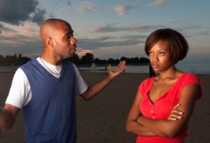 Yamaze kubona undi ugusimbura kubera utakimugerera ku ngingo ashaka! Dore bimwe mu bimenyetso byizewe bizakwereka ko umukunzi wawe arimo kukwikuramo umunsi ku munsi