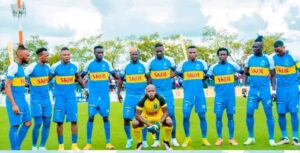 Umukinnyi wa Rayon Sports yarwanye bikomeye na bagenzi be umukino urangiye kubera impamvu yatumye benshi bibaza ibintu aba yanyweye bikamumena umutwe
