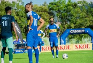 Hertier Luvumbu Nzinga ari kuvumirwa ku gahera n’abafana ba Rayon Sports nyuma yo kwihandagaza agakora igikorwa cyigayitse benshi bakibaza ikimubesheje muri Gikundiro