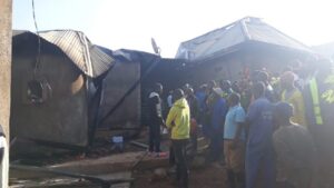 Birababaje ibyabaye ku nzu eshatu zisanzwe zituwemo abantu byateye benshi ubwoba , Ubuyobozi haricyo bwasabye abaturage