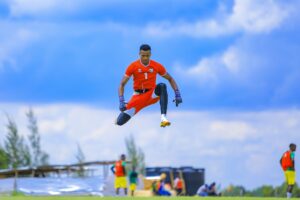 Ntwari Fiacre wari umaze iminsi ashakishwa cyane n’ikipe ya APR FC na Rayon Sports yamaze guhitamo ikipe azakinira umwaka utaha yakuze yifuza gukinira mu buzima bwe bwose hagati y’izi zombi