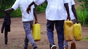Ibyo Ubuyobozi bw’ ishuri bwatangaje bitandukanye kure nibyo abanyeshuri batangaje nyuma y’ uko abana burira impinga bajya gushaka amazi abandi bari kwiga,  byarakaje cyane ababyeyi