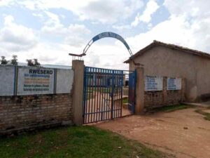 Nyanza: Abayobozi b’ ishuri barimo n’ ushinzwe amasomo bari mu baguwe gitumo barimo kugabana ibiryo  by’ abanyeshuri bari bamaze kwiba  babijyanye mu ngo zabo bitera abaturage benshi kugira ubwoba