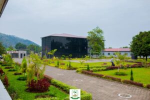 Abanyeshuri ba Kaminuza ya UTB bagize uburakari bukabije nyuma y’ uko basabwe kwimenyereza Umwuga ari bwo bakigera mu Mwaka wa mbere , HEC iki kibazo ntacyo izi, Abanyeshuri mu gihirahiro