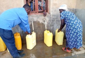 Gakenke: Nyuma y’igihe kirekire bavoma ibiroha bemeye gutanga ubutaka bwabo none bongeye kumwenyura