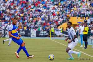 Kizigenza Essomba Onana wa Rayon Sports yabwiye bagenzi be bakinana umurengera w’amafaranga APR FC iri kumuha kugira ngo azayisinyire