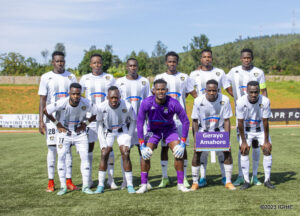 Umunyamakuru w’imikino wabiciye bigacika kuri Radio Rwanda yavuze ko APR FC imeze nk’umurwayi urembye bikomeye anayifuriza kuzabura igikombe na kimwe mu Rwanda kugira ngo izasigare ku rugo Rayon na Kiyovu Sports zo zisohokere u Rwanda