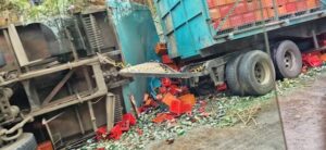 Ikamyo ya Bralirwa yerekezaga mu mujyi wa Kigali ikoze impanuka iteye ubwoba, abasahuraga inzoga barateshwa