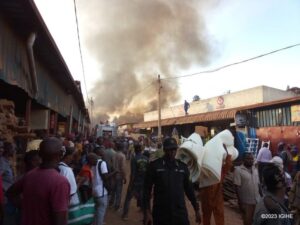 Amakuru atari meza! Akakiriro ka Gisozi kafashwe n’ inkongi y’ umuriro , n’ inzu z’ abaturage nazo zatangiye gufatwa.