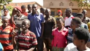 Gisagara: Umugabo n’ umugore we n’ abana bato cyane bamaze imyaka itabarika barara munsi y’igiti, bavuze ibyihishe inyuma y’ ibi byago bahuye nabyo